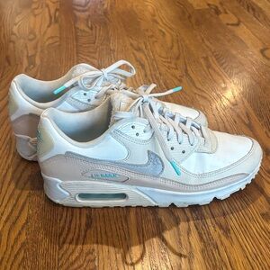 Nike Women's Sneakers in White and Light Blue